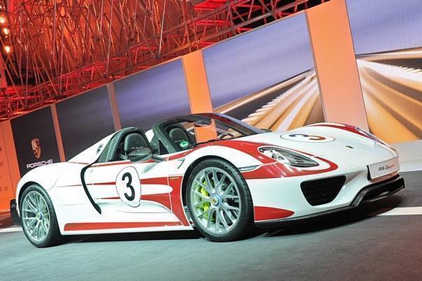 Der Porsche 918 Hybrid tritt in der Sportwagen-Weltmeisterschaft und beim 24-Stunden-Rennen von Le Mans an. Foto: dpp-AutoReporter